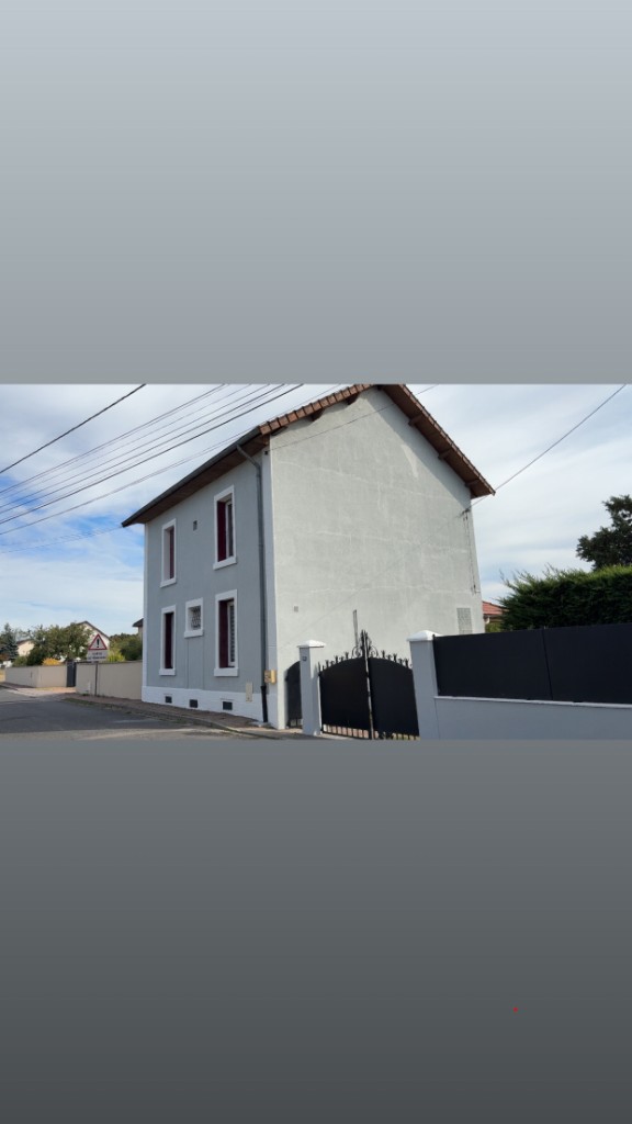 Maison à deux étages : enduit gris clair, encadrements blancs, toiture en tuiles et gouttières — ravalement de façade