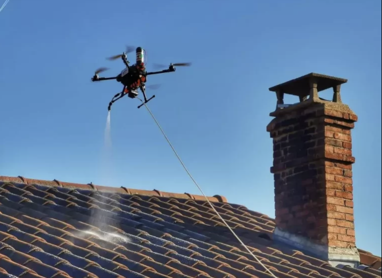 Drone professionnel au-dessus d’une toiture en tuiles, pulvérisation d’un traitement nettoyant — nettoyage par drone