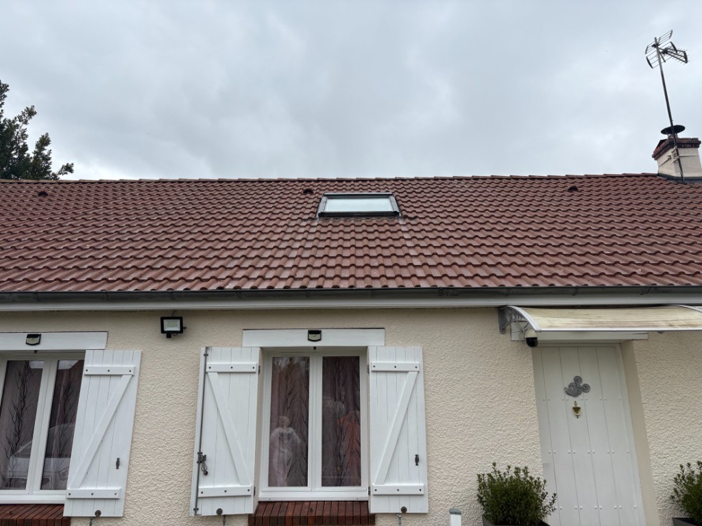 Maison individuelle : toiture en tuiles, lucarne, gouttières et façade avec volets — toiture et zinguerie